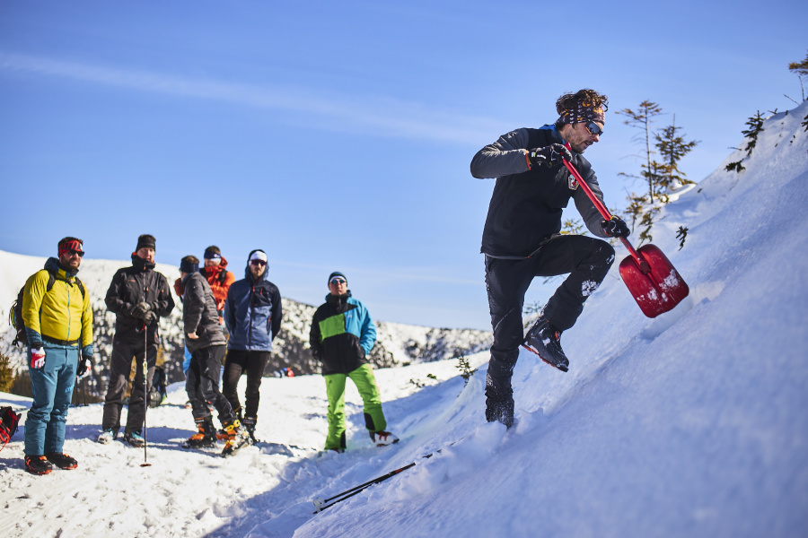 Zažij našlapaný den na skialpech v Krkonoších