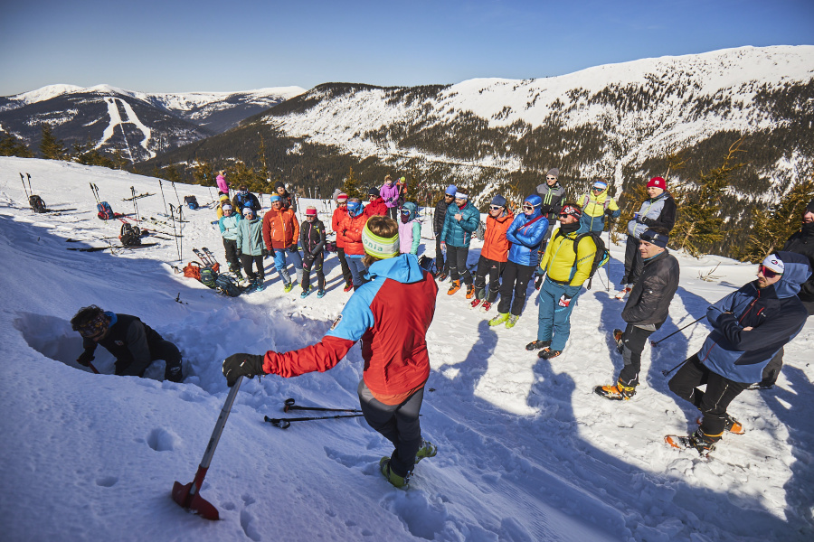 Zažij našlapaný den na skialpech v Krkonoších